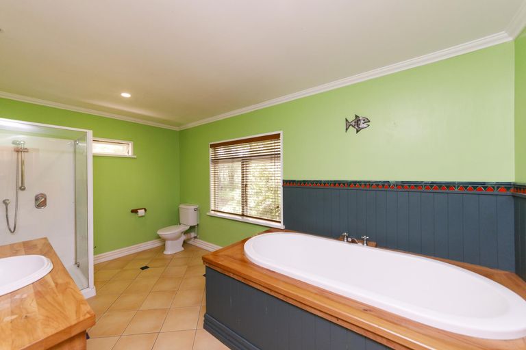 Photo of property in 68 Harts Road, Turitea, Palmerston North, 4472