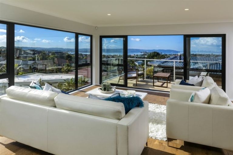 Photo of property in 29 Bernleigh Terrace, West Harbour, Auckland, 0618