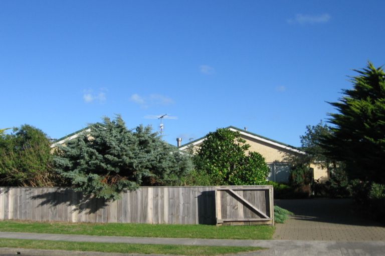 Photo of property in 20 Major Durie Place, Waikanae Beach, Waikanae, 5036