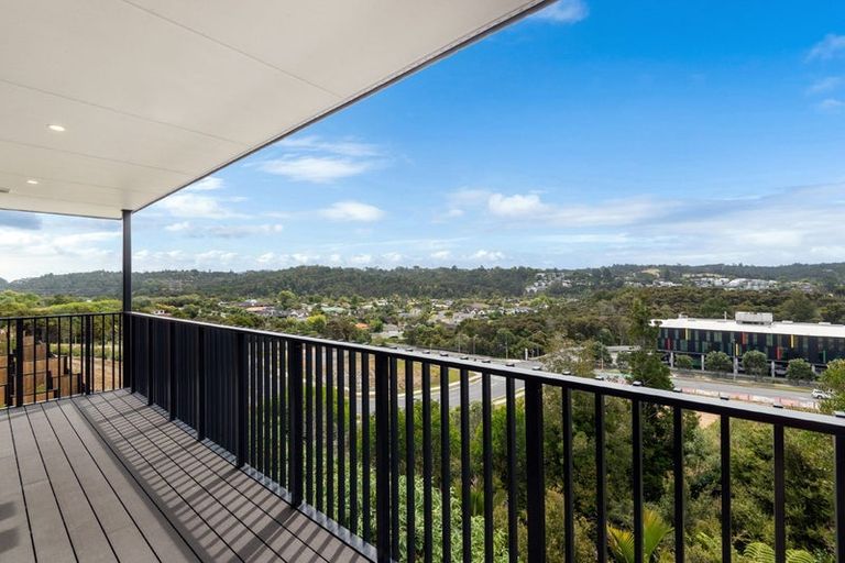 Photo of property in 4/1 Parapara Place, Albany, 0632