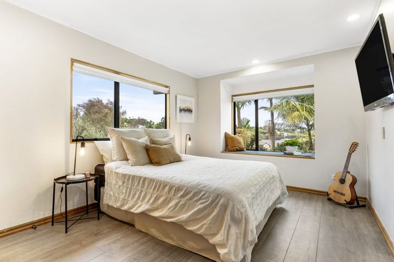 Photo of property in 12 La Roche Place, Northcote, Auckland, 0627