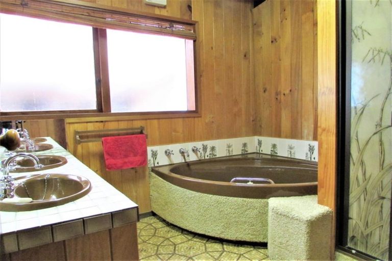 Photo of property in 130 Wyndham Road, Pinehaven, Upper Hutt, 5019