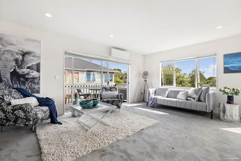 Photo of property in 2/190 Sunnynook Road, Totara Vale, Auckland, 0627