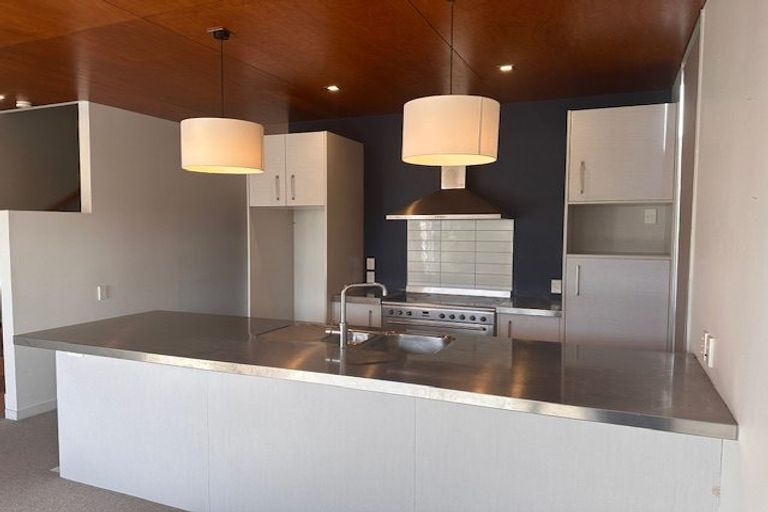 Photo of property in 10/3 Severn Street, Island Bay, Wellington, 6023