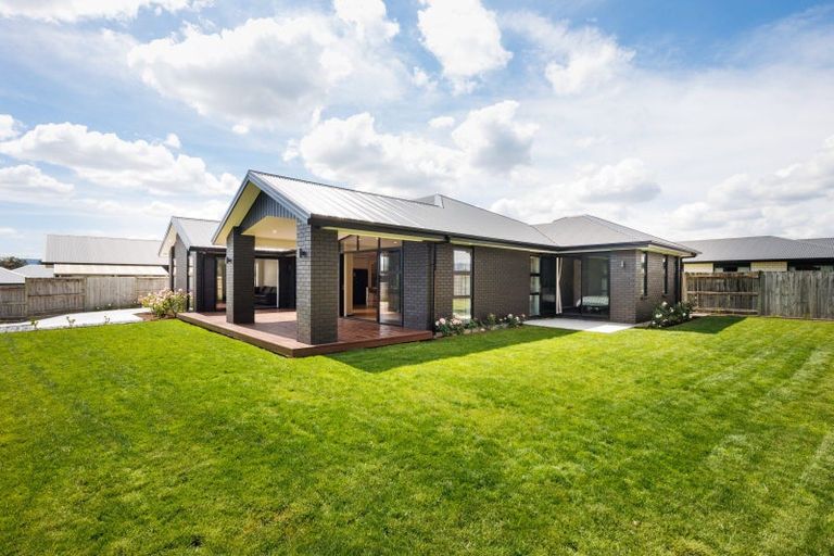 Photo of property in 27 Coutts Way, Fitzherbert, Palmerston North, 4410