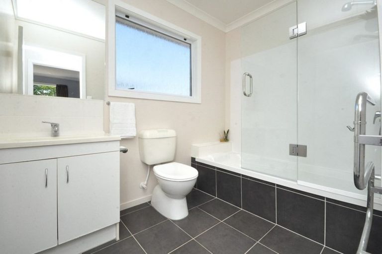 Photo of property in 86a Sylvan Crescent, Te Atatu South, Auckland, 0610