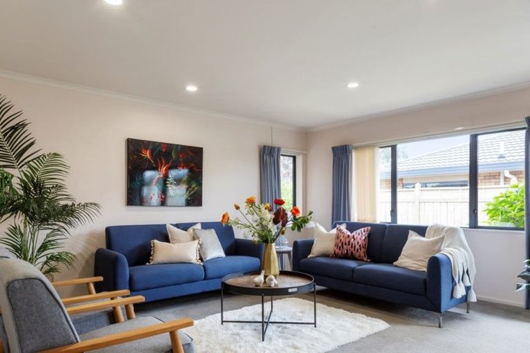 Photo of property in 2 Taylor Place, Merrilands, New Plymouth, 4312