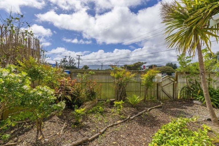 Photo of property in 69 Waimea Road, Waikanae Beach, Waikanae, 5036