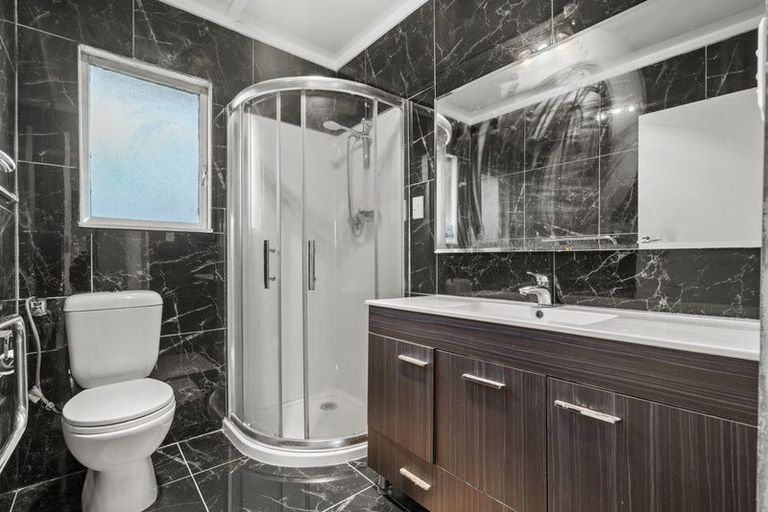 Photo of property in 2/8 Winspear Place, Manukau, Auckland, 2025