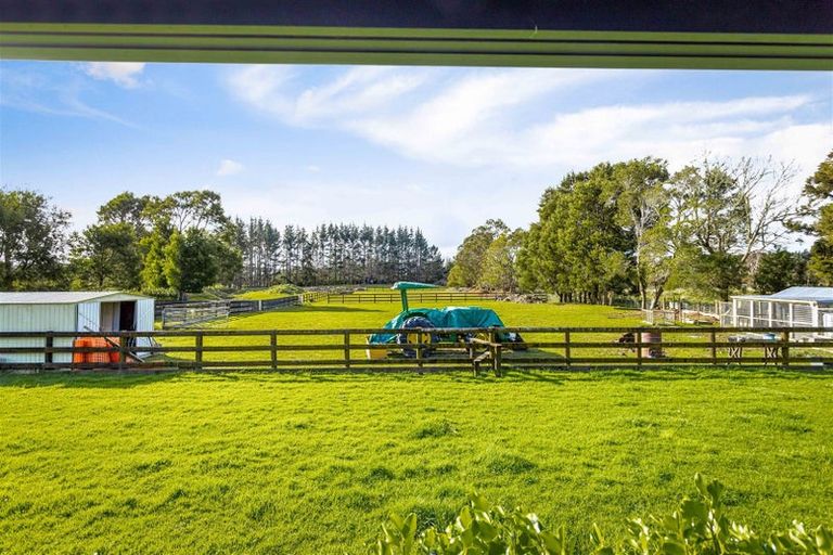 Photo of property in 278 Boord Crescent, Kumeu, 0891