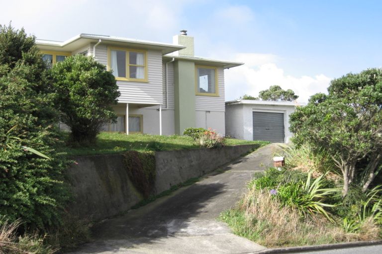 Photo of property in 2 Chapman Street, Newlands, Wellington, 6037