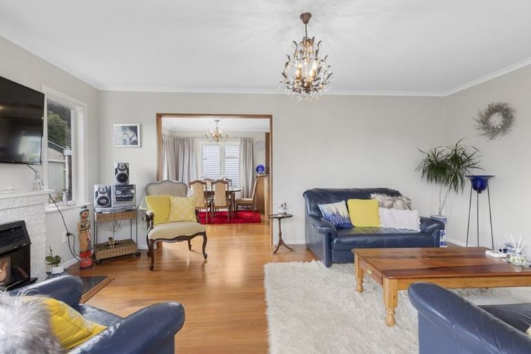 Photo of property in 32 Lowry Crescent, Stokes Valley, Lower Hutt, 5019