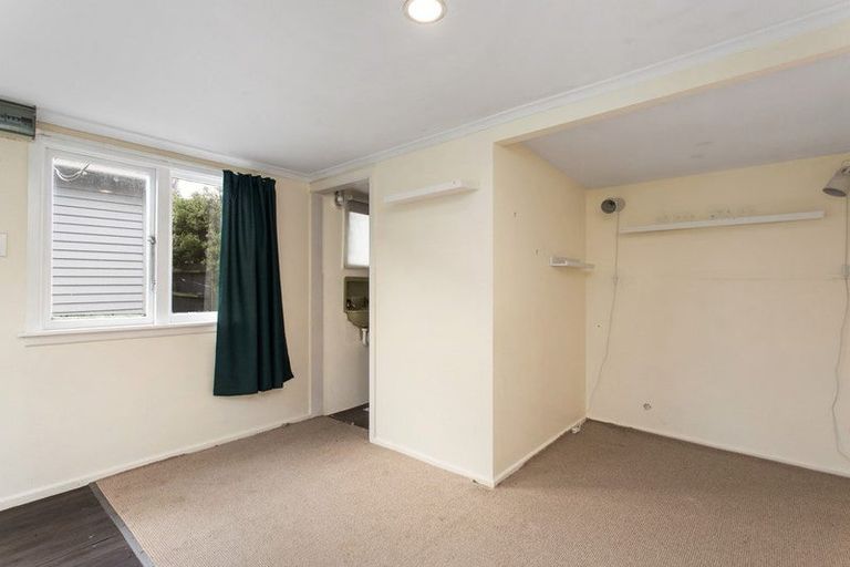 Photo of property in 18 Sandwich Road, Beckenham, Christchurch, 8023