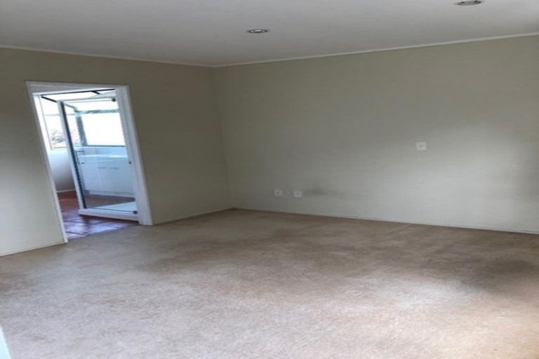 Photo of property in 2/41 Radiata Lane, Chatswood, Auckland, 0626