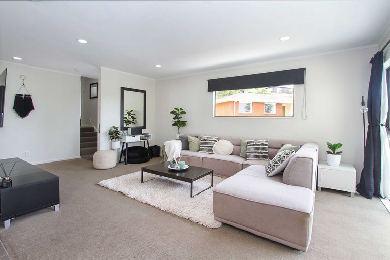 Photo of property in 1/27 Sovereign Place, Glenfield, Auckland, 0629