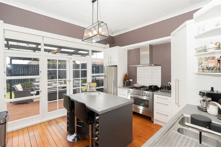 Photo of property in 13 Forest Lake Road, Forest Lake, Hamilton, 3200