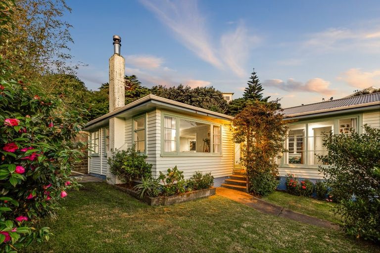 Photo of property in 15 Mana View Road, Paremata, Porirua, 5026