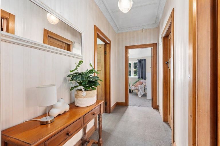 Photo of property in 11 Hungerford Road, Lyall Bay, Wellington, 6022