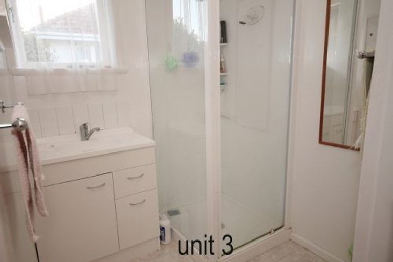 Photo of property in 81 Pupuke Road, Northcote, Auckland, 0627