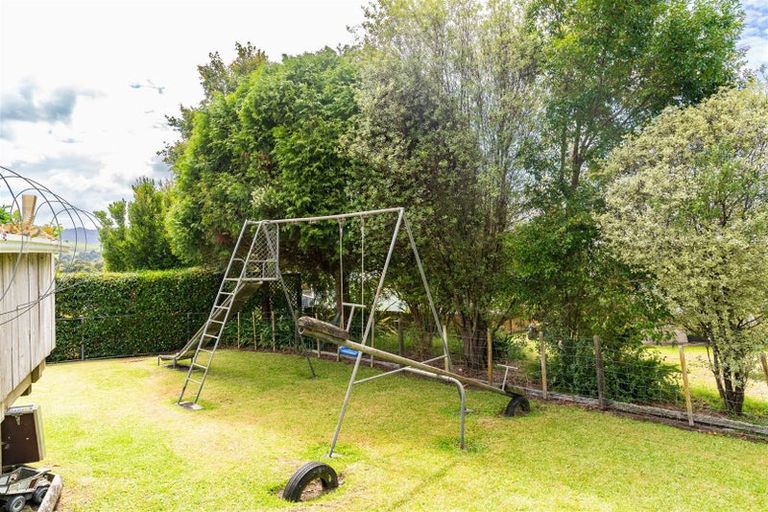 Photo of property in 16 View Street, Maungaturoto, 0520