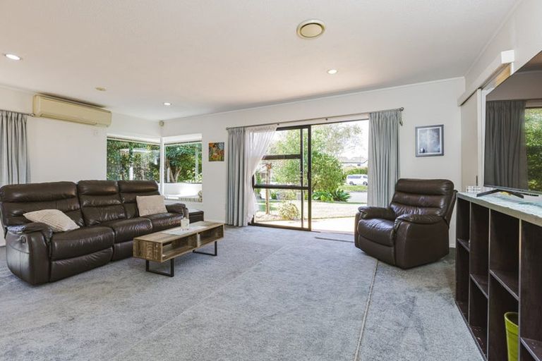 Photo of property in 14 Foxbridge Lane, Conifer Grove, Takanini, 2112