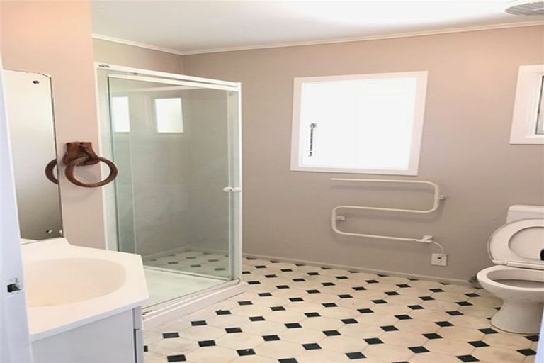 Photo of property in 2/40 Amberley Avenue, Te Atatu South, Auckland, 0610