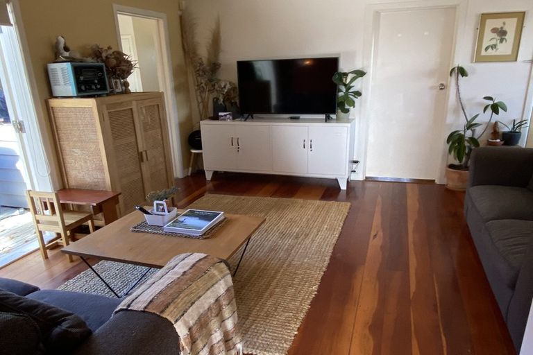 Photo of property in 1/130 Sunset Road, Unsworth Heights, Auckland, 0632