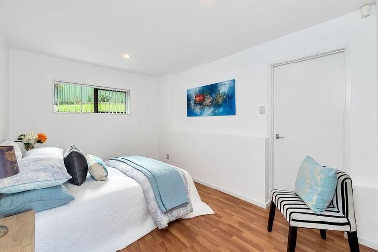 Photo of property in 4 St Catherine Crescent, West Harbour, Auckland, 0618