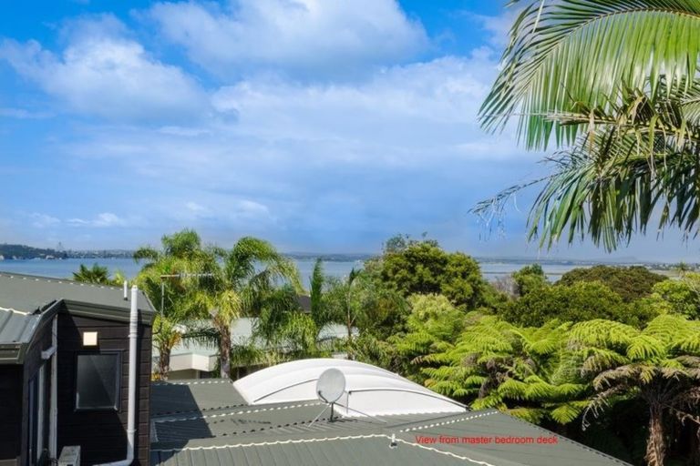 Photo of property in 7 Oakpark Place, West Harbour, Auckland, 0618