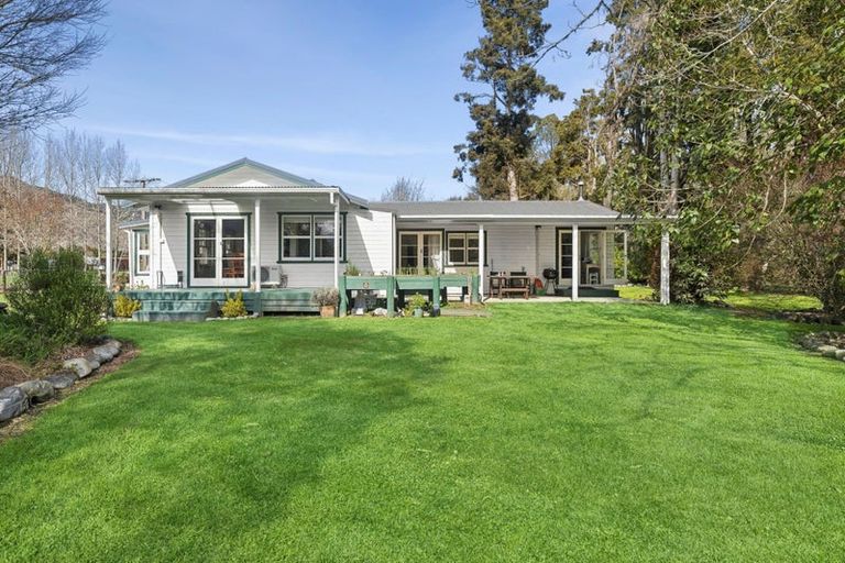 Photo of property in 5 Stock Road, Murchison, 7007