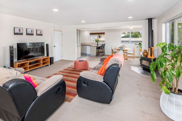 Photo of property in 135 Aviemore Drive, Highland Park, Auckland, 2010