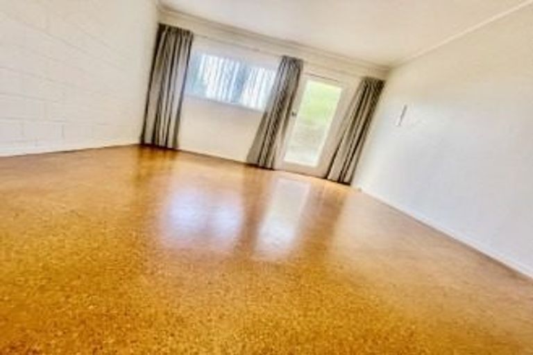 Photo of property in 4/318 Te Atatu Road, Te Atatu South, Auckland, 0610