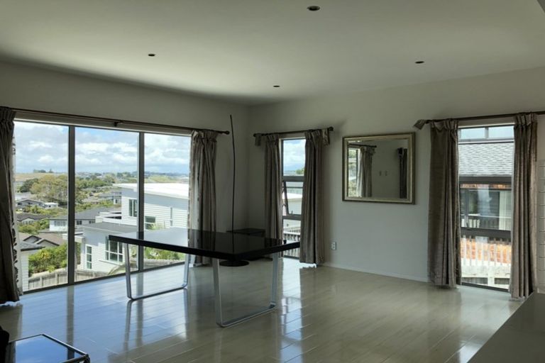 Photo of property in 32 Namsan Close, Fairview Heights, Auckland, 0632