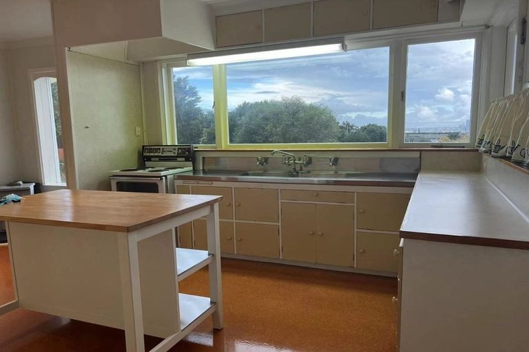 Photo of property in 83 Pupuke Road, Northcote, Auckland, 0627