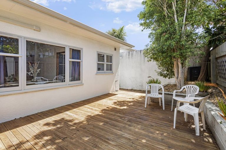 Photo of property in 87 Northland Road, Northland, Wellington, 6012