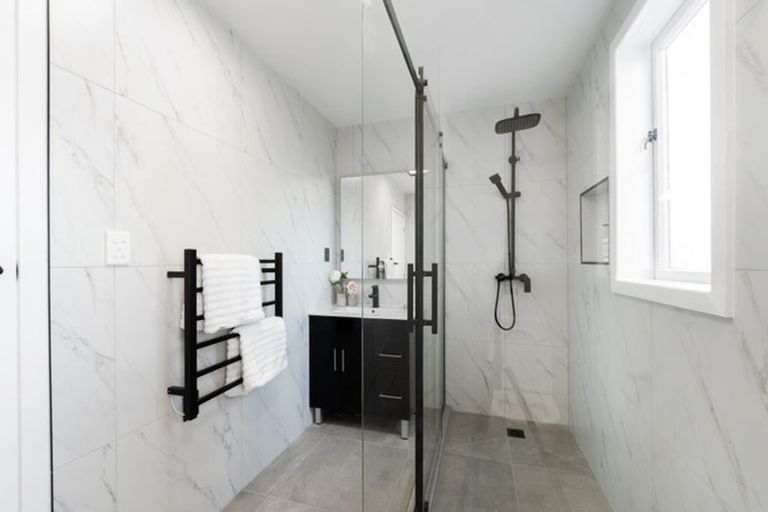 Photo of property in 37 View Road, Henderson, Auckland, 0612