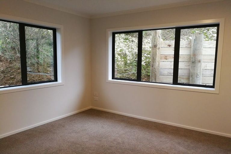 Photo of property in 5a Grumman Lane, Newlands, Wellington, 6037