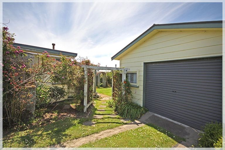 Photo of property in 33 Shortt Street, Foxton Beach, Foxton, 4815