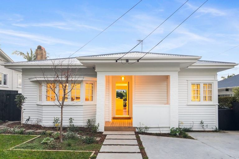 Photo of property in 22 Seacombe Road, Point Chevalier, Auckland, 1022