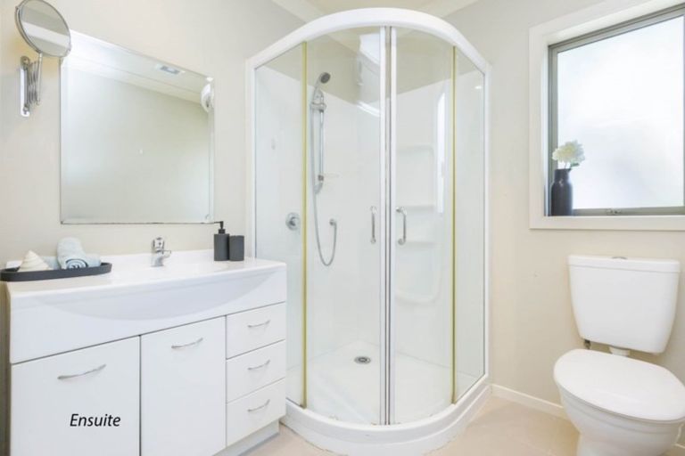 Photo of property in 5 Mcewen Crescent, Riverstone Terraces, Upper Hutt, 5018