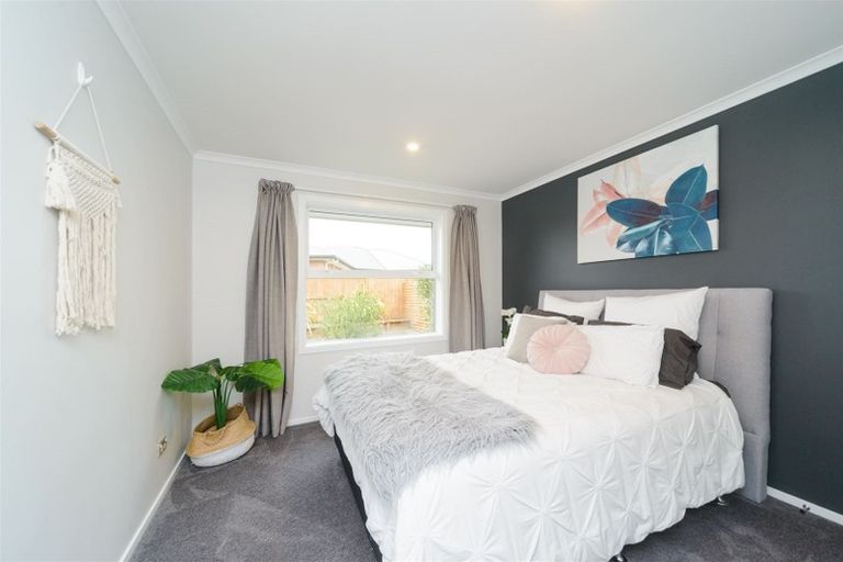 Photo of property in 132 Johnstone Drive, Fitzherbert, Palmerston North, 4410