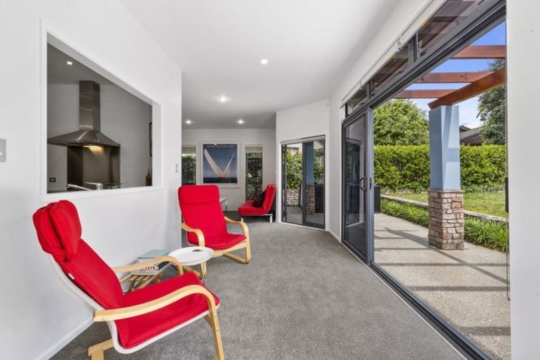 Photo of property in 17 Scarlet Oak Drive, Schnapper Rock, Auckland, 0632