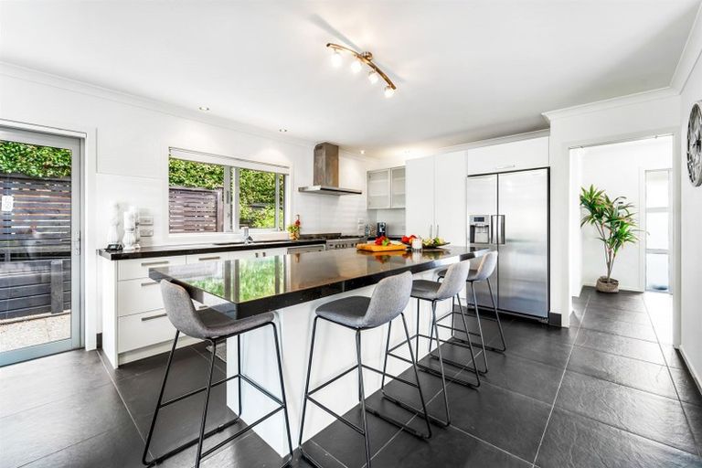 Photo of property in 32 Corricvale Way, Northcross, Auckland, 0630