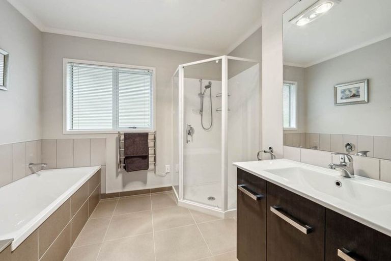 Photo of property in 1 Mural Place, Greenhithe, Auckland, 0632