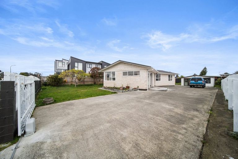 Photo of property in 4 Convair Crescent, Mangere, Auckland, 2022