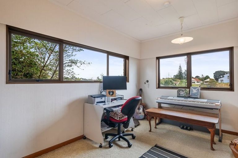 Photo of property in 15 Frimley Terrace, Waikanae Beach, Waikanae, 5036