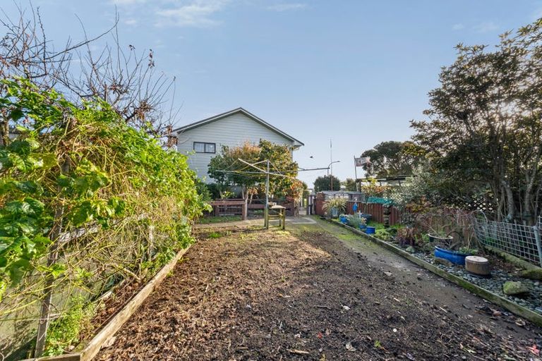 Photo of property in 1 Airedale Place, Waitara, 4320