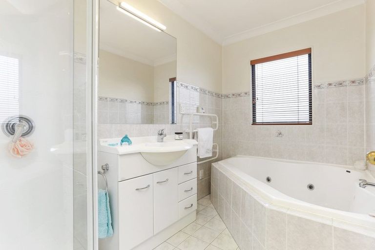 Photo of property in 8 Waimanu Bay Drive, Te Atatu Peninsula, Auckland, 0610
