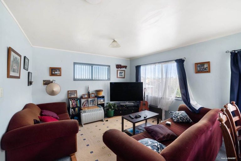 Photo of property in 16 Crompton Road, Massey, Auckland, 0614