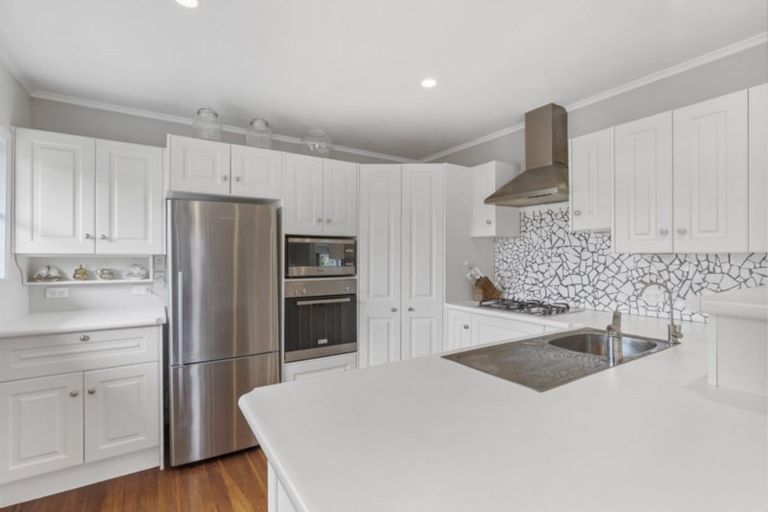 Photo of property in 70 Ray Small Drive, Pahurehure, Papakura, 2113